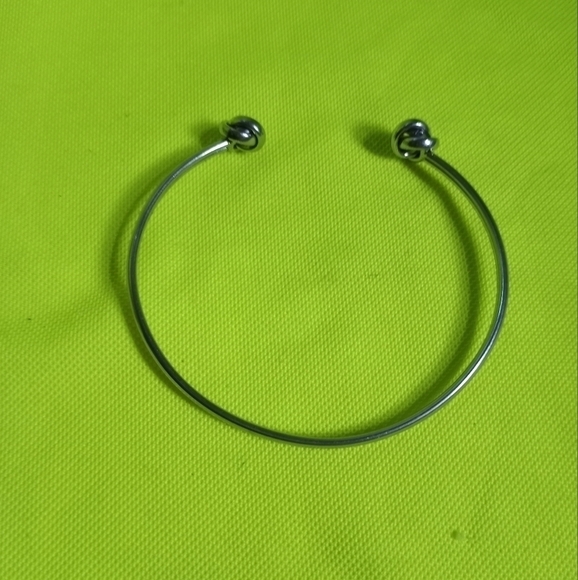 Silvertone wire knot cuff bracelet - Picture 4 of 4